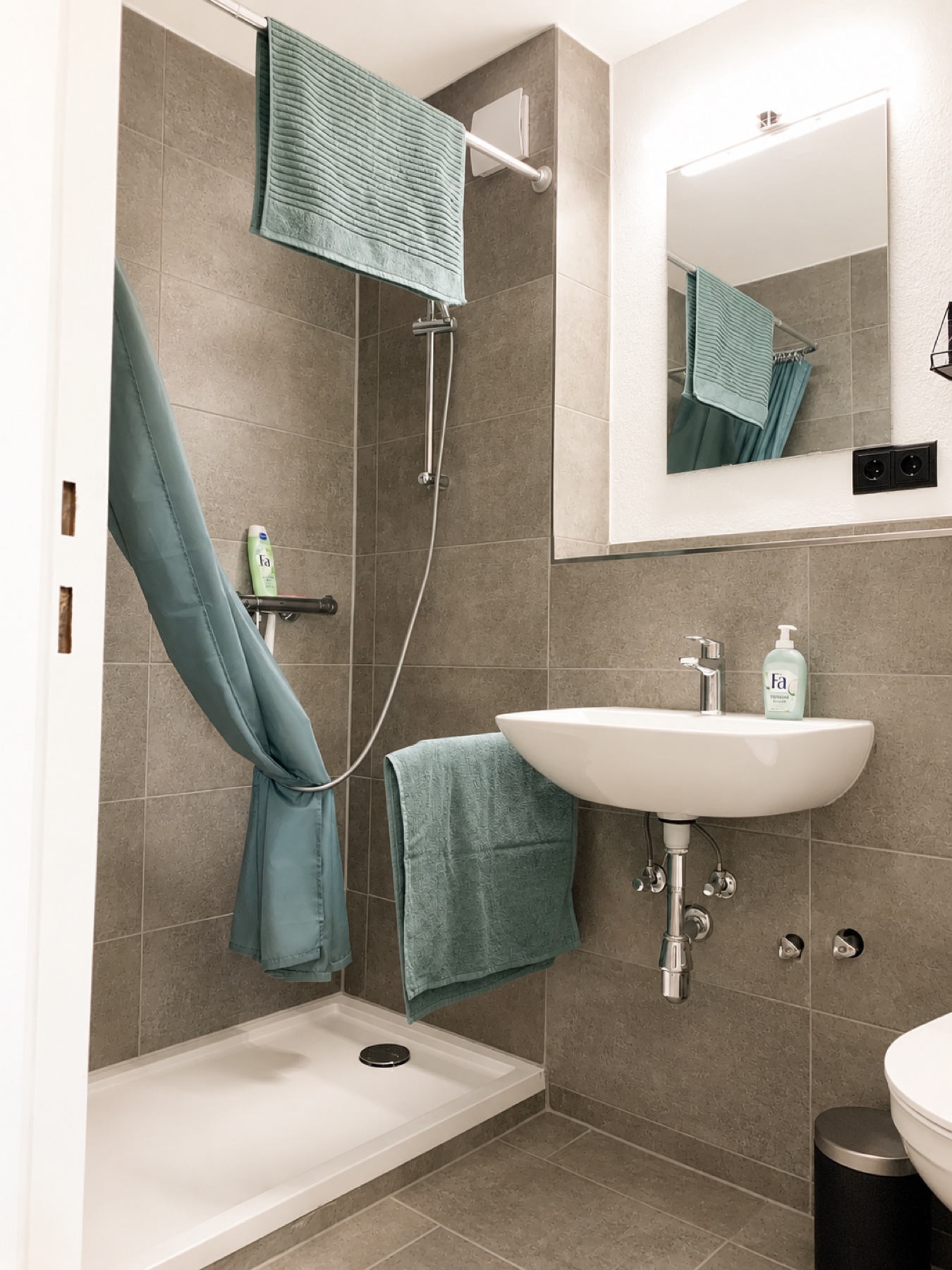 Modernes Badezimmer mit Dusche