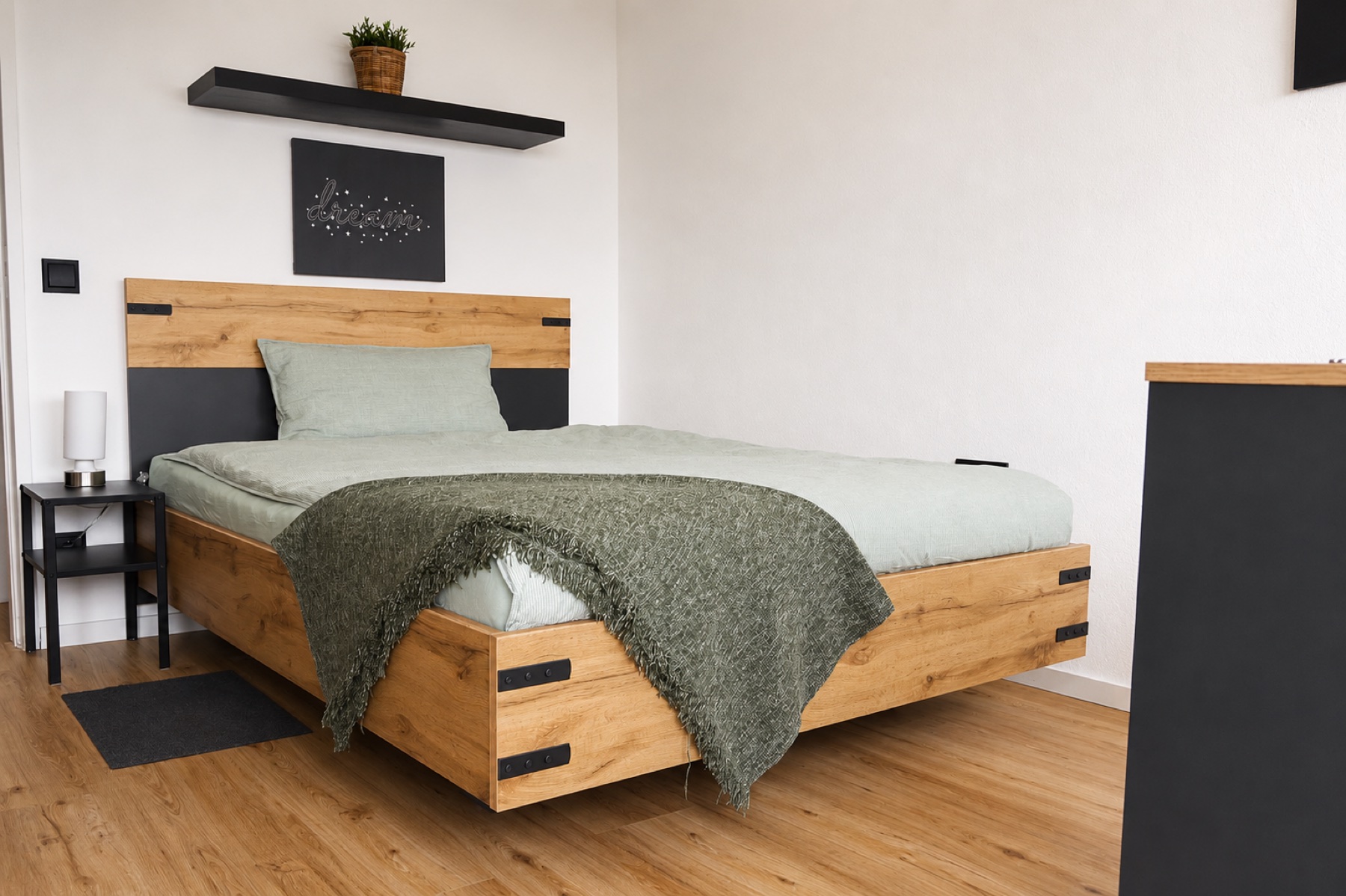 Schlaf- und Wohnbereich mit Doppelbett