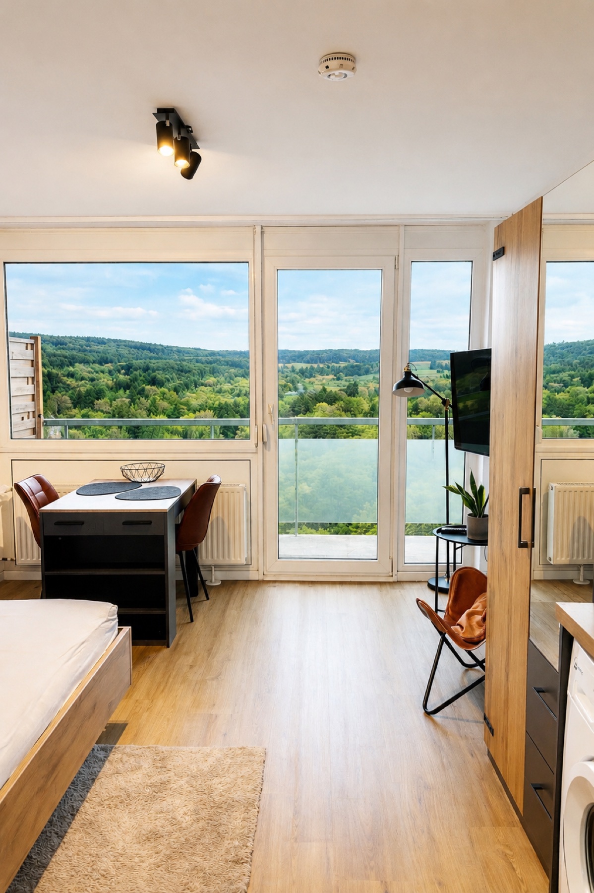Heller Wohnbereich mit Tisch und Bett