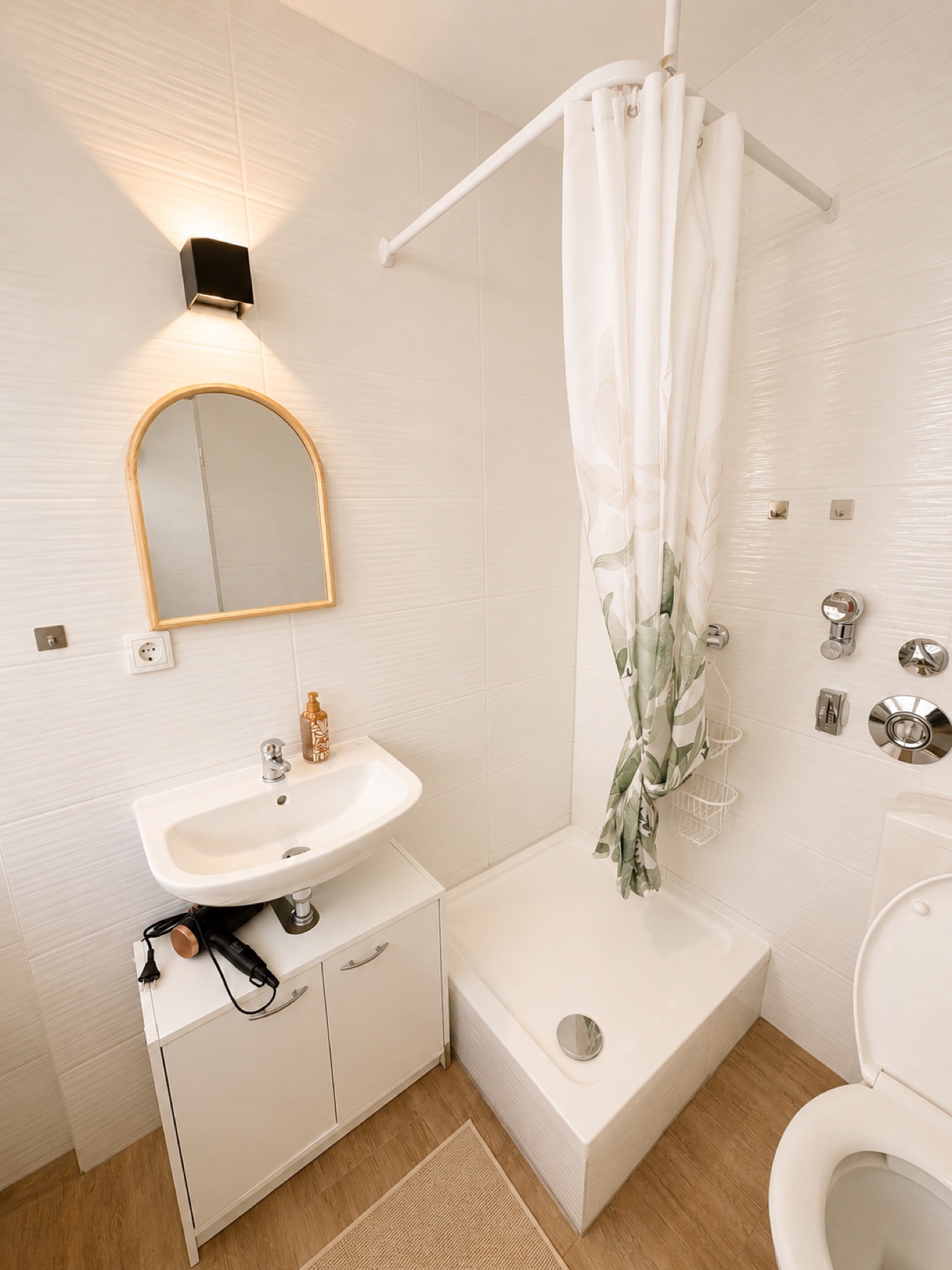 Modernes Badezimmer im Apartment 1.2