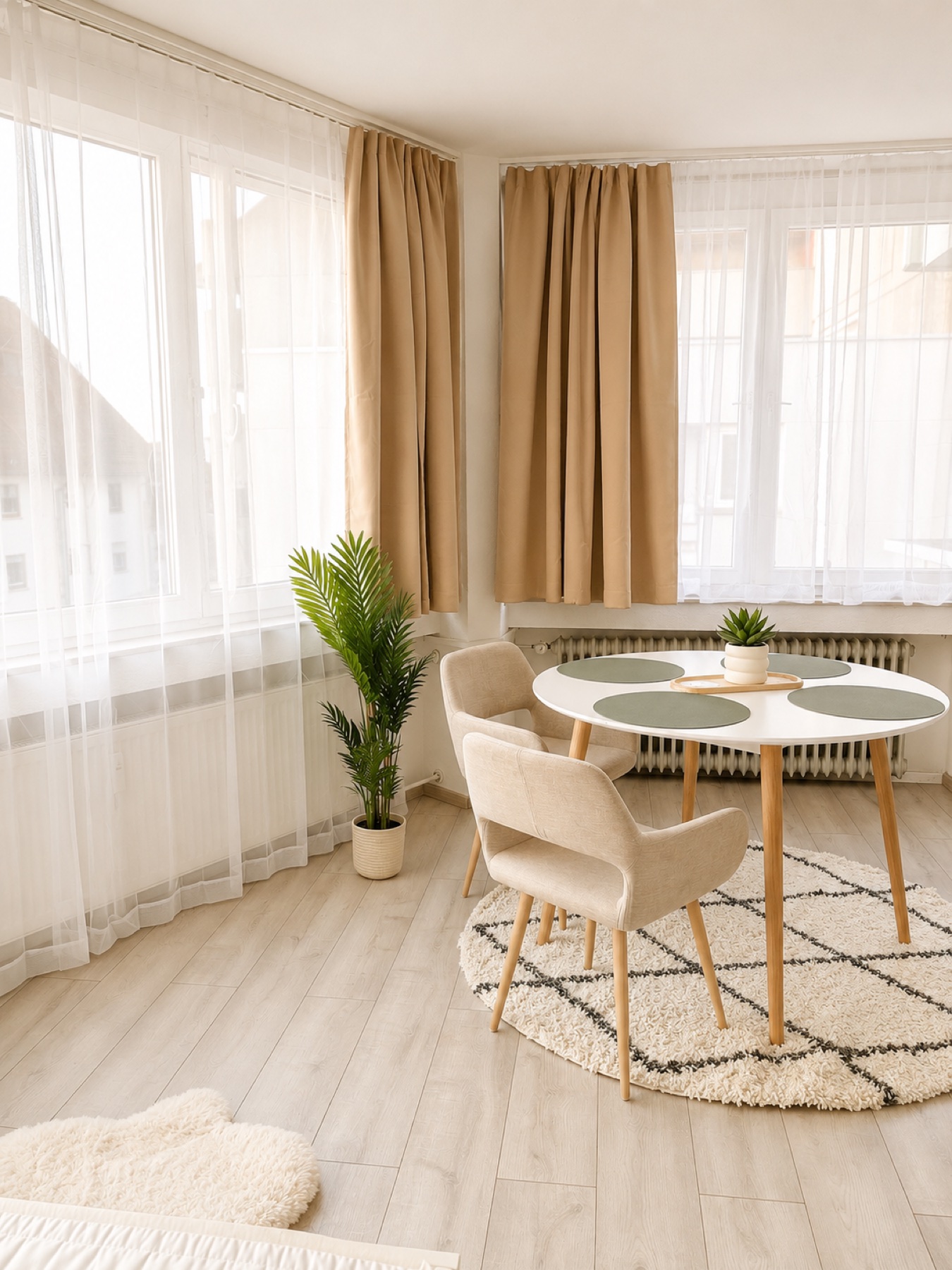 Heller Ess- und Wohnbereich im Apartment 1.2