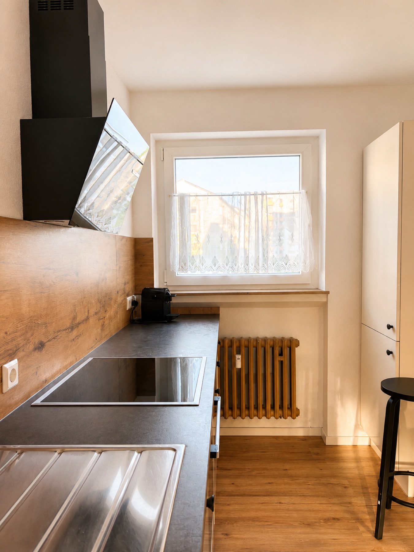Voll ausgestattete Küche in einem ApartLiving Apartment