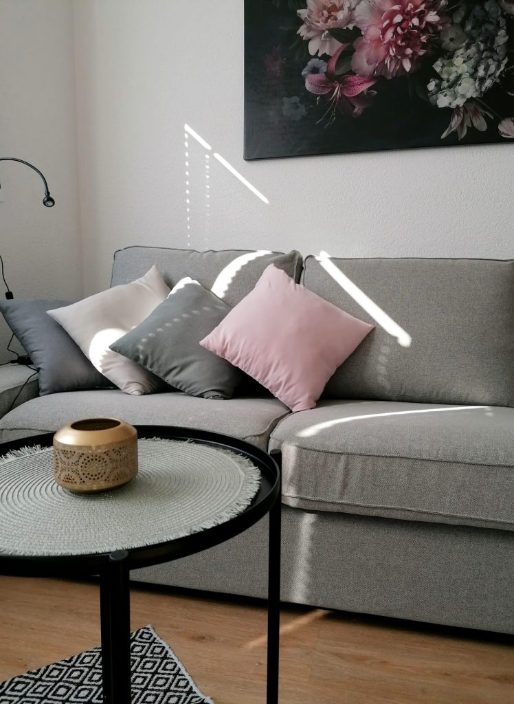 Wohnbereich im möblierten Apartment Sindelfingen mit Sofa und Esstisch