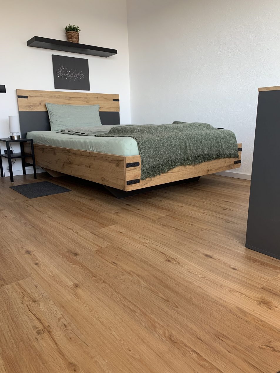 Schlafzimmer im möblierten Apartment Sindelfingen mit Doppelbett