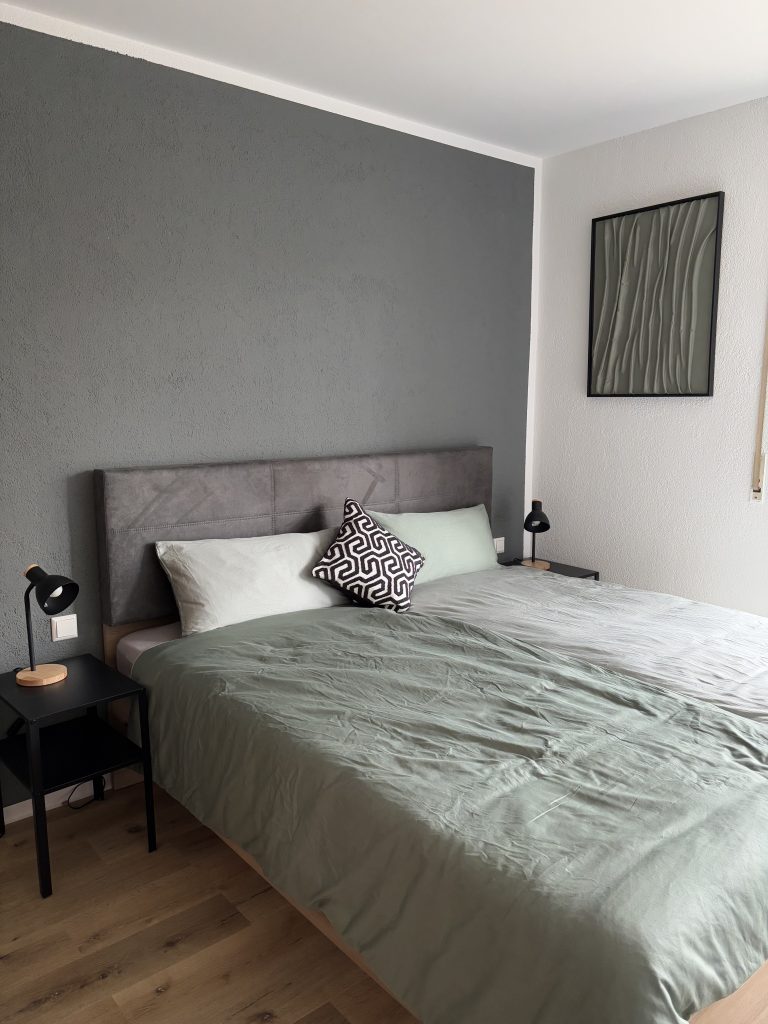 Schlafzimmer im möblierten Apartment Sindelfingen mit Doppelbett
