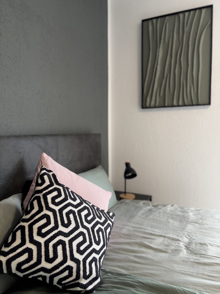 Schlafzimmer im möblierten Apartment Sindelfingen mit Doppelbett