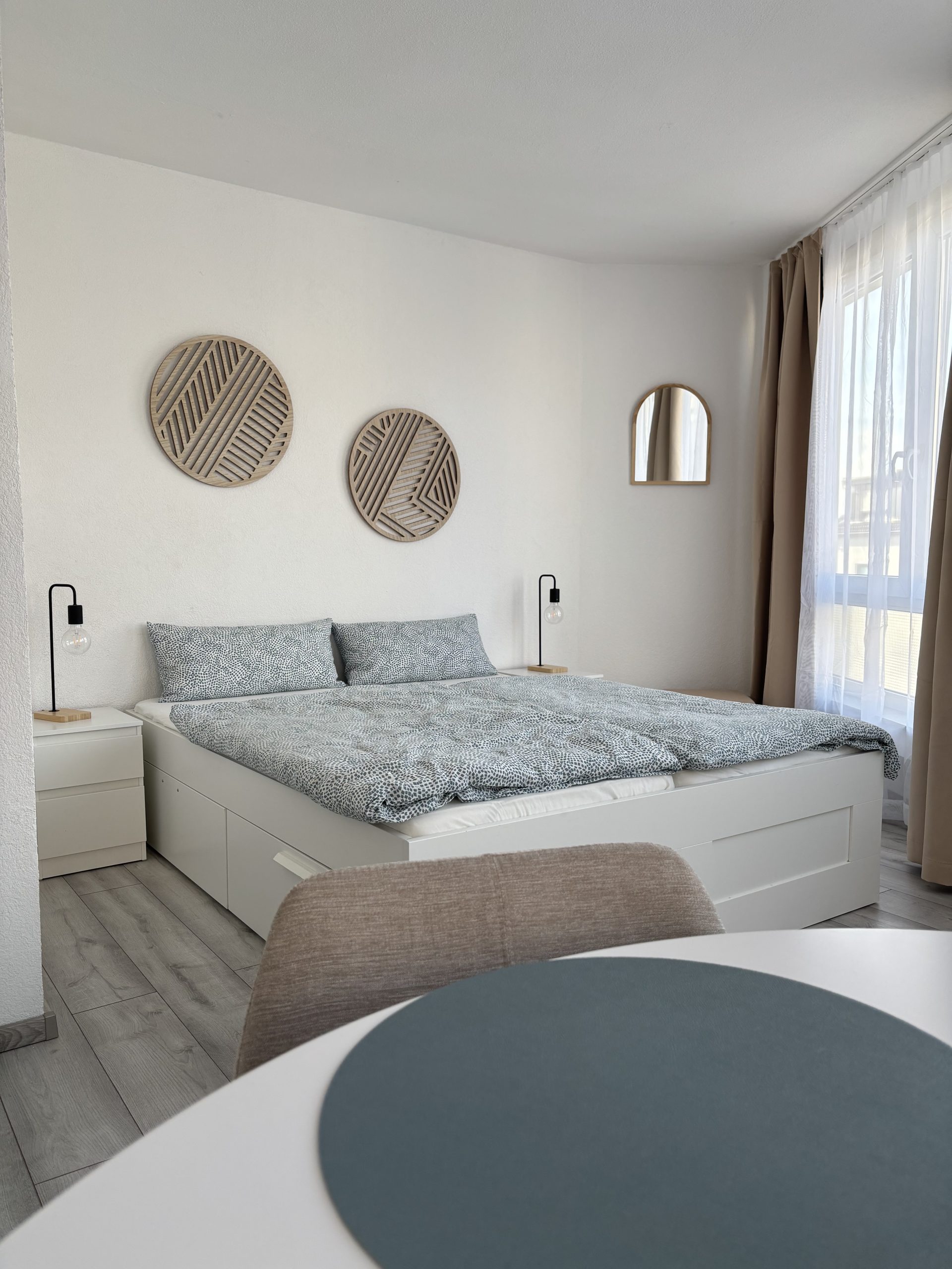 Schlafzimmer im möblierten Apartment Sindelfingen mit Doppelbett