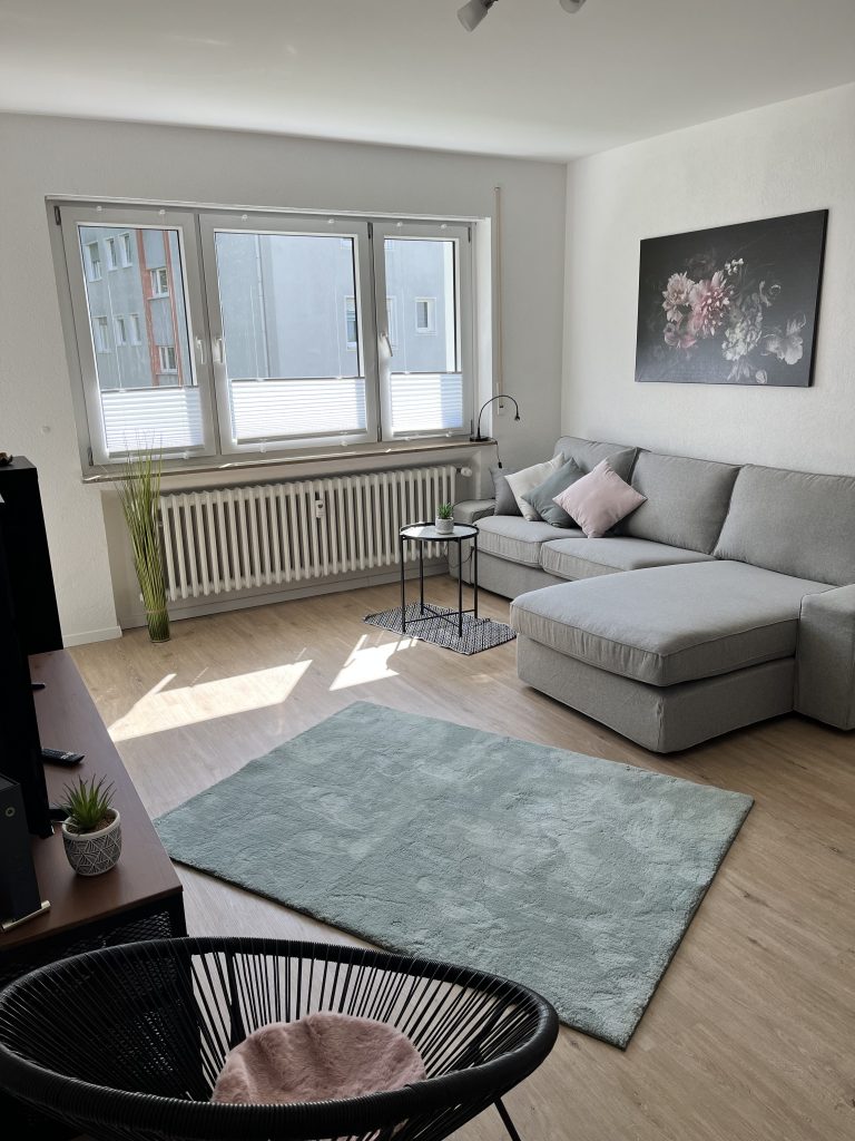 Wohnbereich im möblierten Apartment Sindelfingen mit Sofa und Esstisch und SmartTV