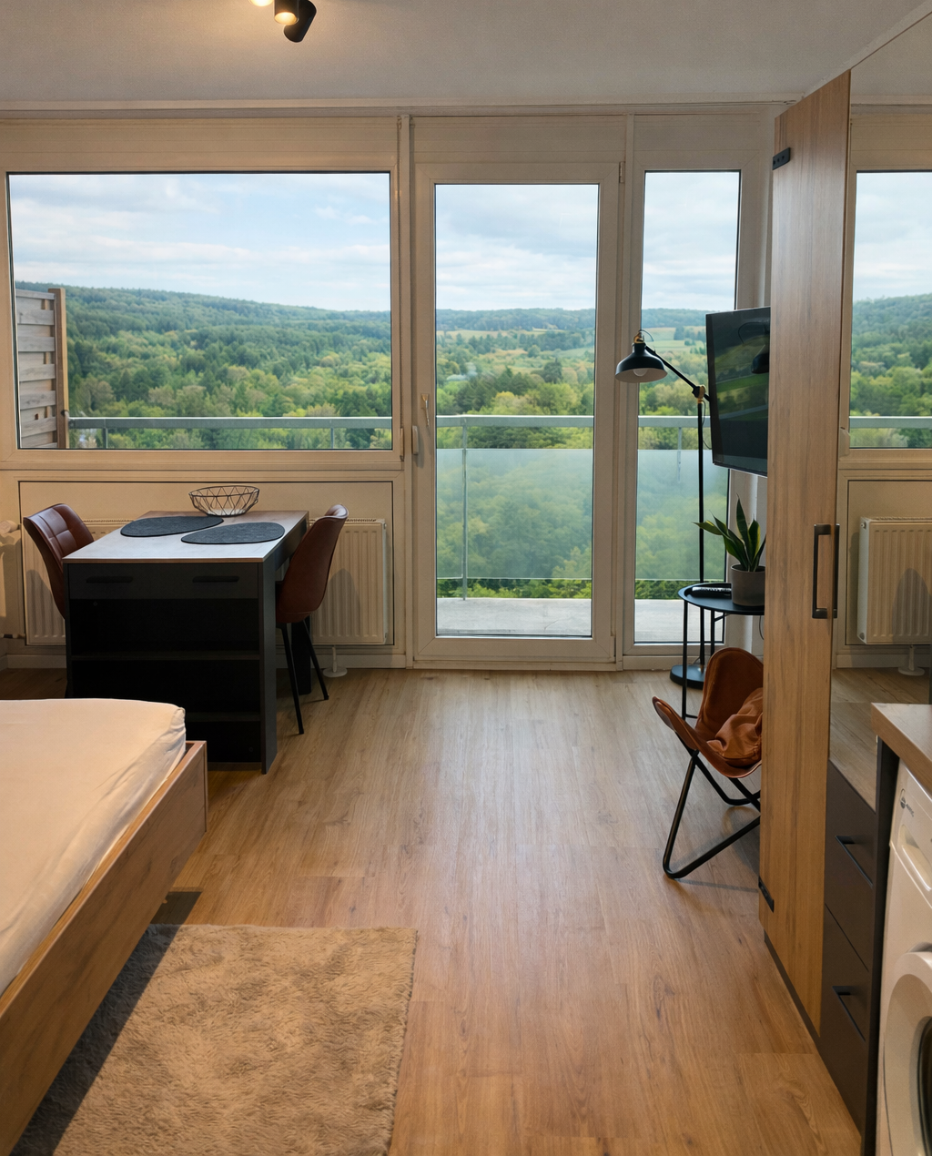 Ein Zimmer Apartment mit Blick in den Raum