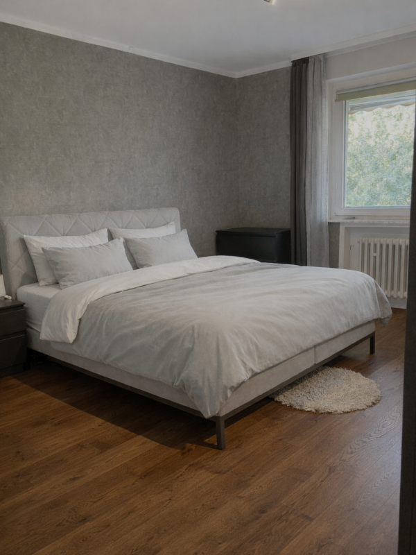 Schlafzimmer mit Bettdecke und Kissen